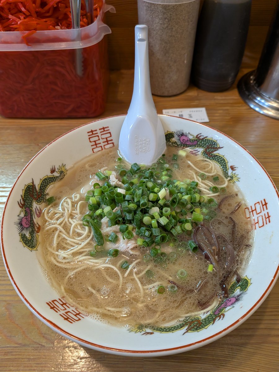sakeeru's tweet photo. #よかともラーメン同好会
#ラーメン大好きサケエルさん

大阪の曽根崎お初天神通りに在る、とんこつラーメンしぇからしか さん🍜

このシンプルな構成と、帰る間もずっと顔の周りに漂っていた豚骨臭が癖になります🐷

うちの近くに店舗があったら、足繁く通うことになるでしょうね😋 https://t.co/jMlQu81DeQ
