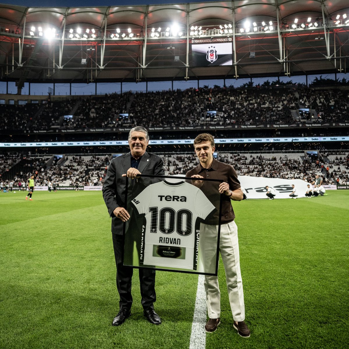 HaberKartali's tweet photo. Beşiktaş ile 100 maça çıkan Rıdvan Yılmaz'a plaket verildi. https://t.co/7LJn6osrmw
