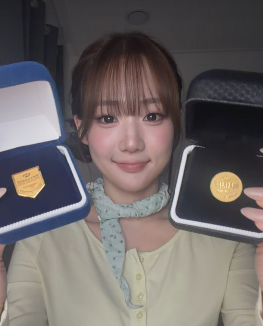 oddXinyeoubi's tweet photo. look at her flexing her badges like you just KNOW shes been wanting to show it to us🥹🥹 https://t.co/alQwN03FaR