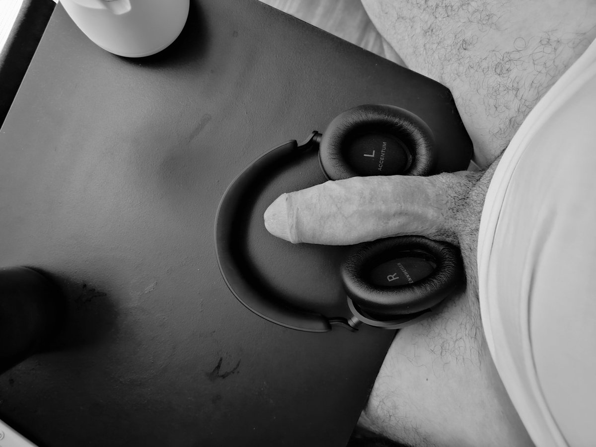 JGere29's tweet photo. Me encantan mis audífonos, recomienden buena música para un viernes de inestabilidad #Single #dotado #cuckold https://t.co/PwQp5lf3d6