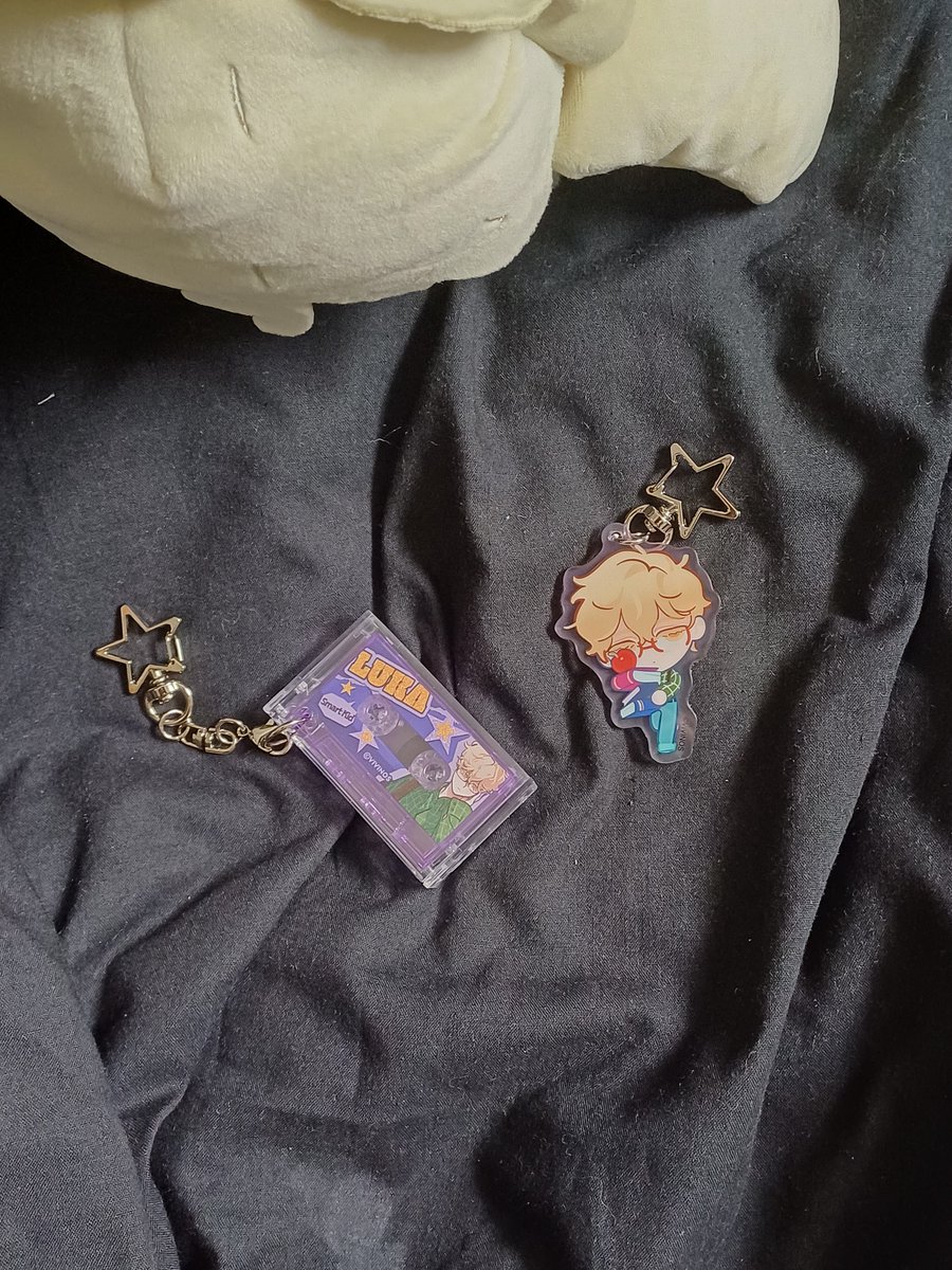 cutiebladeh's tweet photo. GUYS LOOK WHAT I GOT
Maybe London isn't so bad
The cashier also said my reaction from getting this (jumping and giggling) was cute
#alienstage #luka #lukaalienstage https://t.co/zAHaRUHQhG