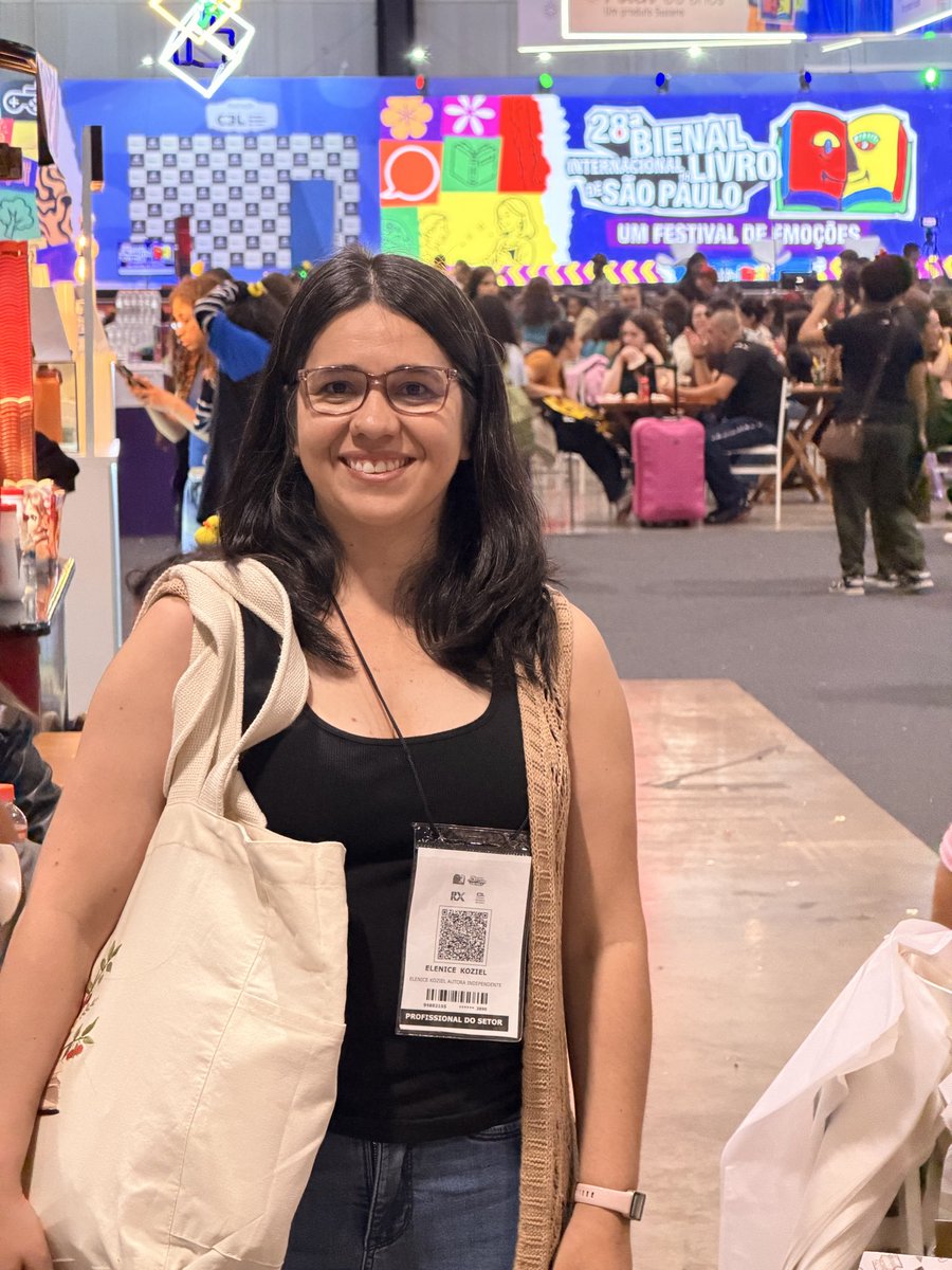 kozielgpc's tweet photo. Minha mãe expondo seu primeiro livro na Bienal do Livro de São Paulo!!!!

Muito orgulhoso dessa mulher e feliz em ver ela realizando seus sonhos. 

Venhaaaaaaam comprar o Vale das Pitangueiras e apoiar uma escritora independente com seu primeiro livro https://t.co/UEl7ysKTrh