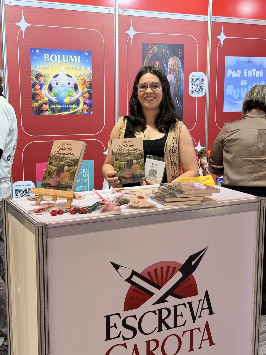 kozielgpc's tweet photo. Minha mãe expondo seu primeiro livro na Bienal do Livro de São Paulo!!!!

Muito orgulhoso dessa mulher e feliz em ver ela realizando seus sonhos. 

Venhaaaaaaam comprar o Vale das Pitangueiras e apoiar uma escritora independente com seu primeiro livro https://t.co/UEl7ysKTrh