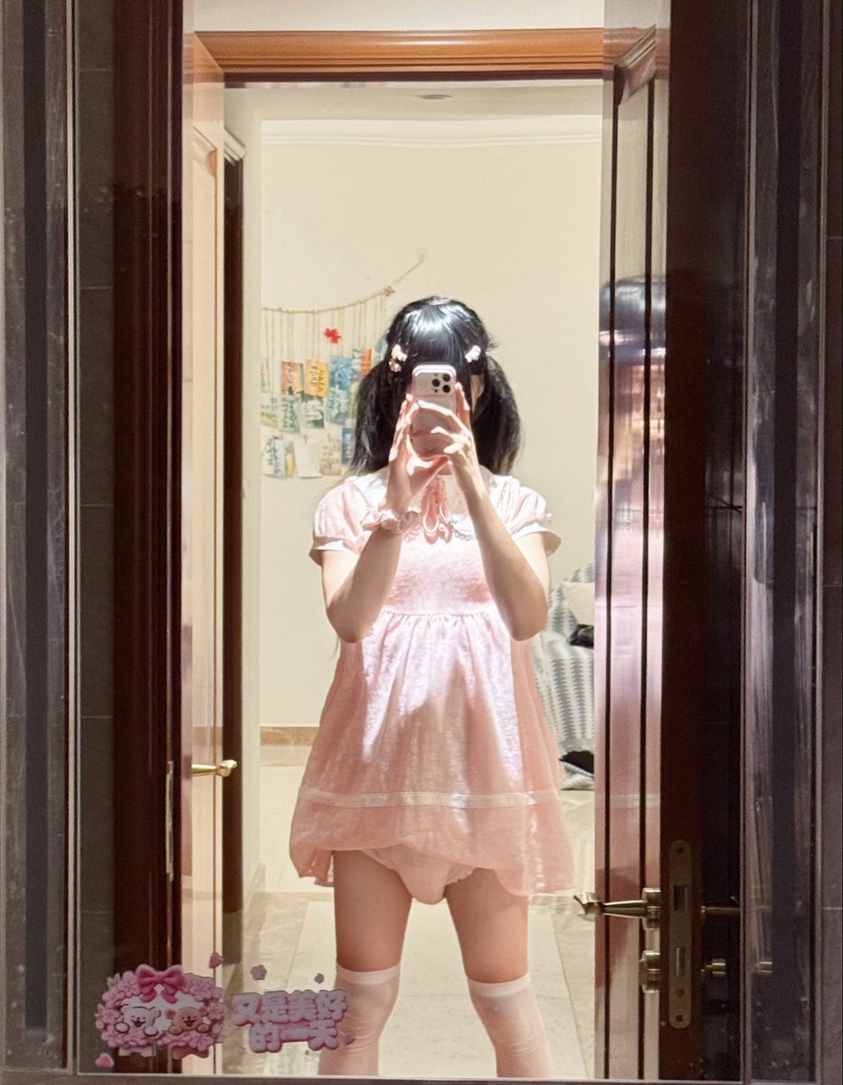 Nanami2335's tweet photo. 宝宝裙子短短���，尿布又露出来啦

#女児服 #おむつ #ABDL #幼児退行 https://t.co/uEZd3OJXsu