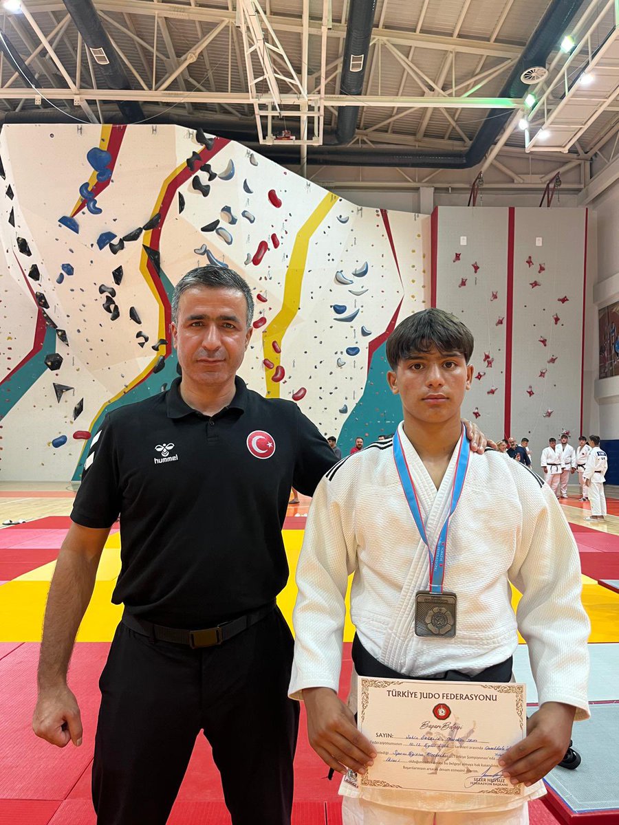 BeytullahBirlik's tweet photo. 🥈 Mardin Judosundan Türkiye İkinciliği!

11–12 Eylül 2026 tarihlerinde Çanakkale’de düzenlenen Sporcu Eğitim Merkezleri Türkiye Judo Şampiyonası’nda, Mardin SEM sporcumuz Şahin ÖZÇELİK, büyük bir başarıya imza atarak Türkiye ikincisi olmuştur.

Azmi, disiplini ve üstün mücadelesiyle bizleri gururlandıran sporcumuzu ve başarısında emeği bulunan antrenörümüzü yürekten tebrik ediyor; Şahin’e spor hayatında nice başarılar diliyorum.

👏 Tebrikler Şahin, seninle gurur duyuyoruz!

#Mardin #MardinGSB #Judo #Türkiyeİkinciliği #SporcuEğitimMerkezi #ŞahinÖzçelik #Spor