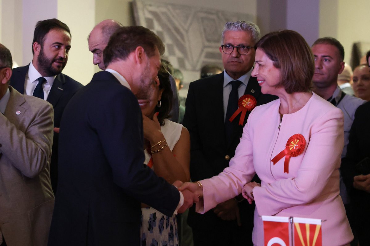 ayseunluce's tweet photo. Kardeş ülkemiz Kuzey Makedonya Cumhuriyeti’nin 35. Bağımsızlık Günü dolayısıyla düzenlenen resepsiyona katıldık. 🇹🇷🇲🇰

Göçlerle zenginleşen Eskişehir’imizde Makedonya kültürünün, mutfağının ve geleneklerinin çok özel bir yeri var. Üsküp’ün sokaklarında kendimizi evimizde hissetmemiz de aramızdaki köklü bağların en güzel göstergelerinden biri.

Kuzey Makedonya Cumhuriyeti Ankara Büyükelçisi Jovan Manasijevski ile Kuzey Makedonya Cumhuriyeti Eskişehir Fahri Konsolosu Harun Karacan’a bu anlamlı resepsiyon için teşekkür ediyorum.

Kuzey Makedonya’nın Bağımsızlık Günü’nü kutluyor, ülkelerimiz ve şehirlerimiz arasındaki dostluk ve kültürel bağların güçlenmesini diliyorum.