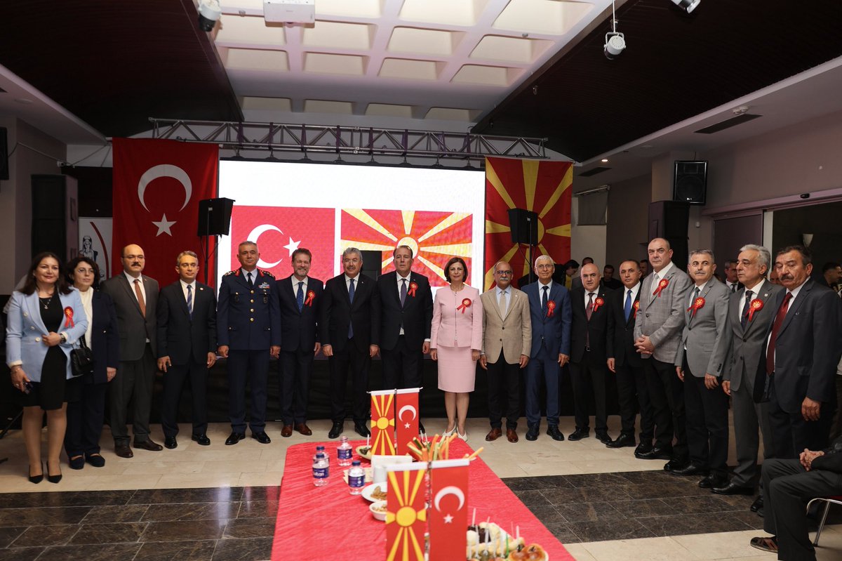 ayseunluce's tweet photo. Kardeş ülkemiz Kuzey Makedonya Cumhuriyeti’nin 35. Bağımsızlık Günü dolayısıyla düzenlenen resepsiyona katıldık. 🇹🇷🇲🇰

Göçlerle zenginleşen Eskişehir’imizde Makedonya kültürünün, mutfağının ve geleneklerinin çok özel bir yeri var. Üsküp’ün sokaklarında kendimizi evimizde hissetmemiz de aramızdaki köklü bağların en güzel göstergelerinden biri.

Kuzey Makedonya Cumhuriyeti Ankara Büyükelçisi Jovan Manasijevski ile Kuzey Makedonya Cumhuriyeti Eskişehir Fahri Konsolosu Harun Karacan’a bu anlamlı resepsiyon için teşekkür ediyorum.

Kuzey Makedonya’nın Bağımsızlık Günü’nü kutluyor, ülkelerimiz ve şehirlerimiz arasındaki dostluk ve kültürel bağların güçlenmesini diliyorum.
