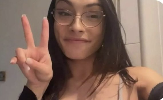 luca_caputa's tweet photo. Non è dolore. È odio.
Daniela aveva 21 anni. Trans, cilena di nascita, spagnola d'adozione. Nel 2021 lo Stato spagnolo finalmente le dice: tu sei Daniela. Esisti. 
Nel 2022 Daniela non ce la fa più e si toglie la vita.
Cosa fanno i suoi genitori?
La seppelliscono nella cappella di famiglia ad Aspe (Alicante) con il nome maschile. Con la foto di un ragazzo che non è mai stata. Cancellano Daniela dalla sua stessa tomba.
L'hanno fatto, dice la denuncia, "in modo consapevole, premeditato e deliberato". Non è un errore. È una punizione. L'ultimo deadnaming, quello definitivo.
Ora il tribunale di Novelda li processa per reato d'odio post-mortem. Un reato che in Spagna esiste perché hanno capito una cosa che qui in Italia ancora non capiamo: l'identità trans non muore con la persona. Va rispettata anche dopo.
Seppellire tua figlia come tuo figlio non è amore genitoriale. È transfobia. È violenza.
Il suo nome era Daniela. Rispettatelo, almeno adesso.