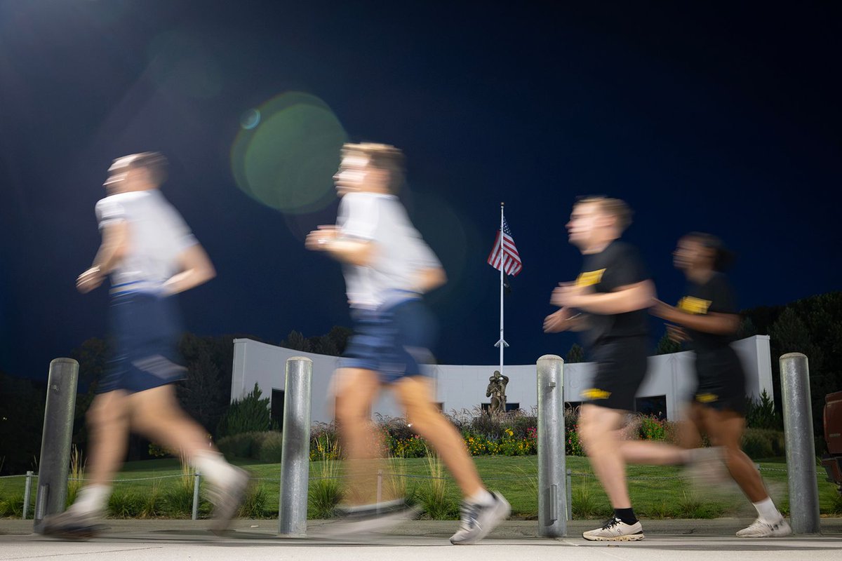 UNOmaha's tweet photo. Twenty-five years later, we remember together. 🇺🇸

This morning, members of the UNO Air Force ROTC and the Creighton University Army ROTC ran the steps at Memorial Park to honor the lives lost. https://t.co/uoXVGHydfy