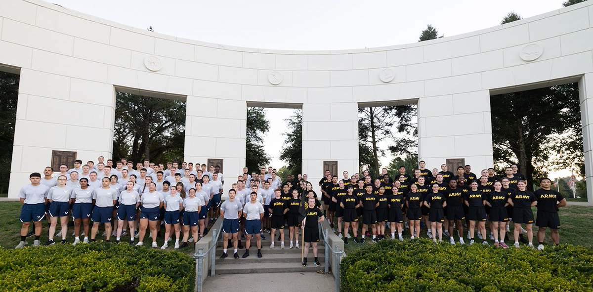 UNOmaha's tweet photo. Twenty-five years later, we remember together. 🇺🇸

This morning, members of the UNO Air Force ROTC and the Creighton University Army ROTC ran the steps at Memorial Park to honor the lives lost. https://t.co/uoXVGHydfy