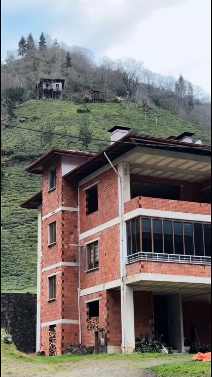 bayrakmedya's tweet photo. Bir vatandaşın sorusu:

"Karamanlıyım ve hayatımda ilk kez Karadeniz'e gittim. Çok merak ediyorum bu evlerin dışı neden sıvasız?" https://t.co/qZUO6v2CBD
