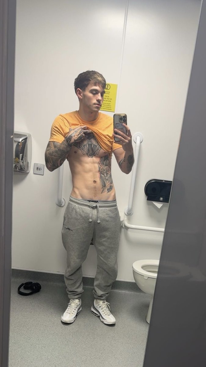 MasonCreedx's tweet photo. Horny n hungover https://t.co/c9wOeEnB4Y