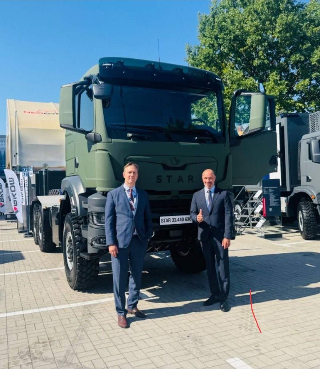 a_fedorska's tweet photo. Panowie w szczęściu antyposkim? 

Dr Lars Gutheil, dyrektor generalny Polsko-Niemieckiej Izby Przemysłowo-Handlowej (AHK Polska) w Warszawie i  Claus Wallenstein, dyrektor zarządzający MAN Truck & Bus Polska. Na #MSPO  MAN przywrócił dawną polską markę STAR w kontrze do Jelcza, aby skubnąć #SAFE w Polsce

@Szysz4Szyszek
