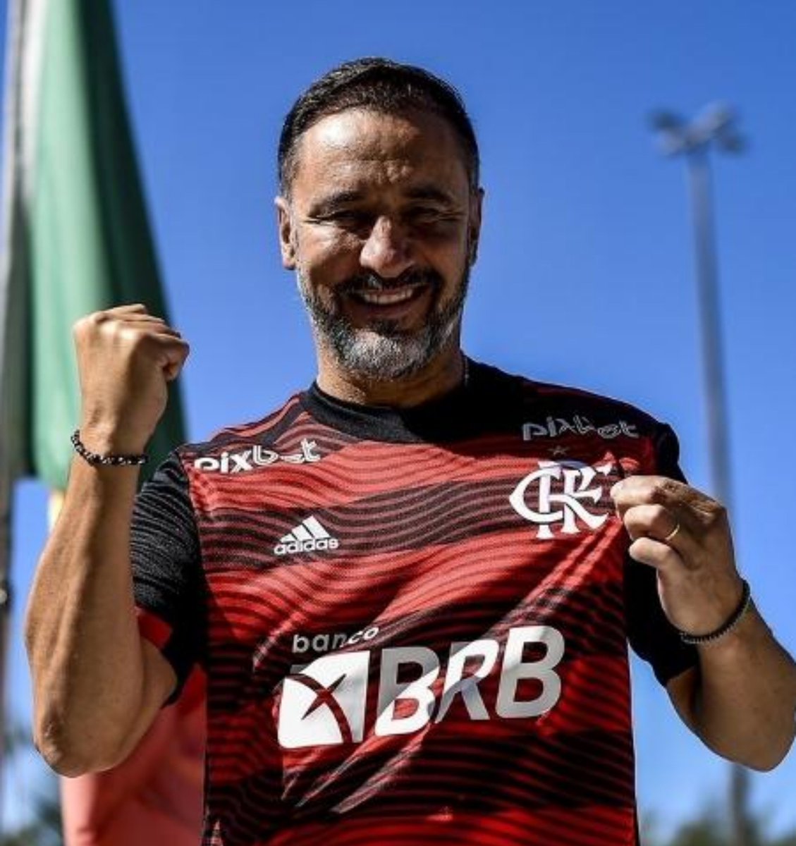 NJanfren's tweet photo. Toda essa perseguição dos flamenguistas e, agora, até do Zinho em cima do Breno Bidon, é muito simples:

Pensavam que o Breno Bidon seria um traíra igual o Guerrero e o Vitor Pereira que se venderam por dinheiro pra jogar lá.

Acharam que o fato do Bidon ir naquele jogo festivo do Zico, era sinal de algo.

Quebraram a cara e estão ressentidos até hoje! Qualquer lance ou notícia, é motivo pra encherem o saco, sendo que, morriam de "amores" pelo moleque.

Entendam: Bidon é cria, nasceu aqui e é um de nós, principalmente, dentro de campo. Essa é a diferença dele pros traíras. Jamais tocarão nele, pois, ele não permitiu e nunca vai.