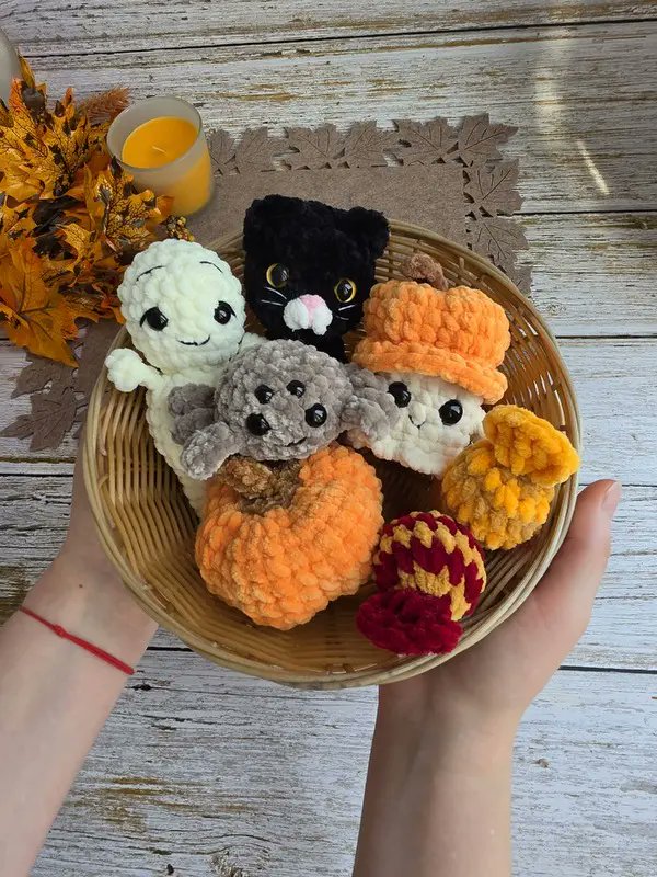 weavecrochet's tweet photo. Halloween Crochet Pattern 5 in 1: Ghost, Pumpkin, Spider, Black Cat https://t.co/sIkFHClkwn https://t.co/KXJ28WtkBj