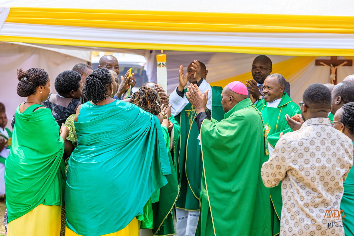 AMDAUganda's tweet photo. Next Caravan Host:

The Caravan Torch was handed over from Nyabwina Parish to Kyamwiru Parish. 

Therefore, all roads will lead to Kyamwiru Parish in Rubirizi District for the AMDA Caravan 2027. The handover was officiated by the Bishop of Kabale Diocese @KabaleDiocese66 His Lordship Bishop Callist Rubaramira