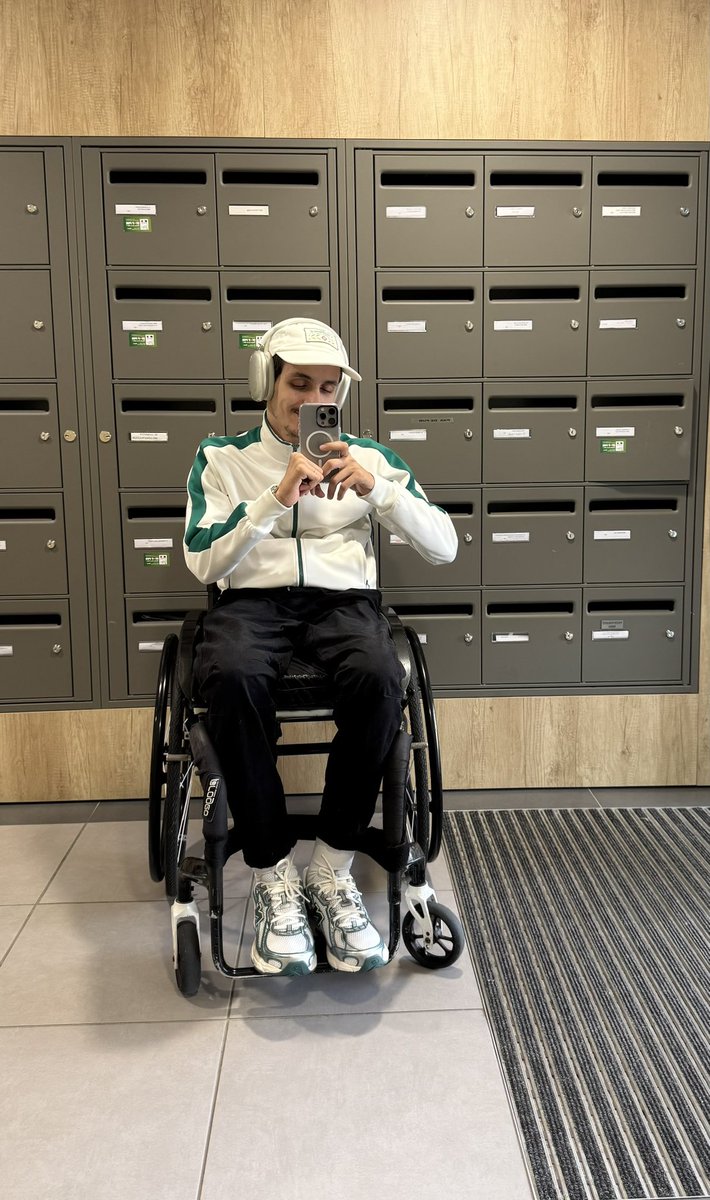 Pastouchablee's tweet photo. 12 ans entre ces deux photos…. 12 ANS 
Mdrr jugez pas le style https://t.co/at9D486uJs