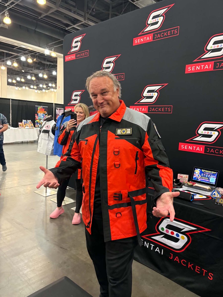 SentaiJackets's tweet photo. π«‘ Captain Mitchell of Lightspeed Rescue @RonRogge came by to inspect the uniforms!
#powerrangers #lightspeedrescue #titaniumranger #powermorphicon https://t.co/xVqIuyibzH
