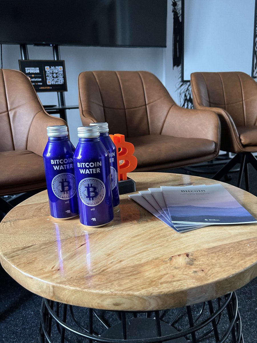 mx12art's tweet photo. 🧡 Danke an #BitBox @BitBoxSwiss für die Unterstützung beim heutigen Meetup in der Bitcoin Metropole #Kempten @btcmetropole
BitBox hat uns Merchandise gespendet und jeder beim Meetup kann sich etwas mitnehmen, 🧢 Cap, 👕 T-Shirt oder 📌 Pin.
#bitcoinhub https://t.co/cBzwUmMXU8