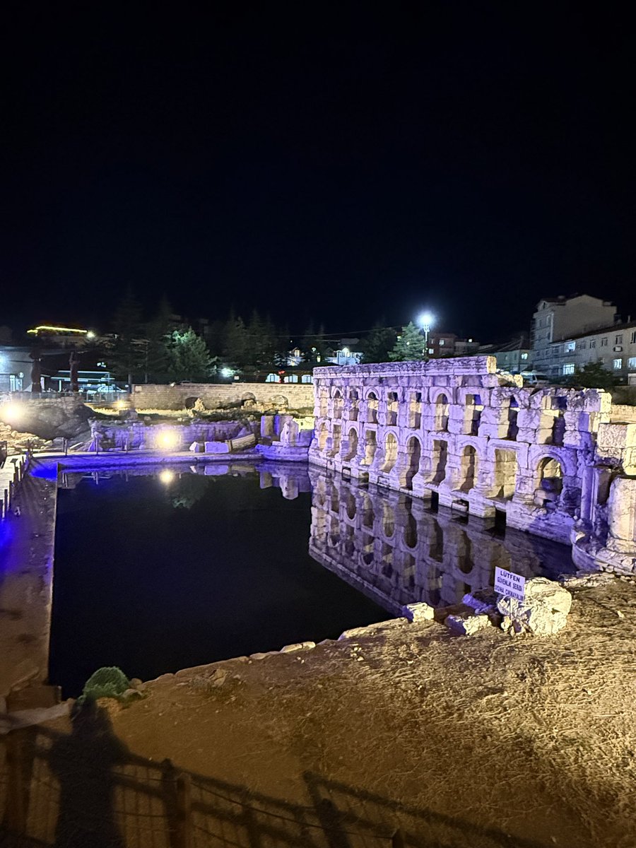 deniz_esenyel's tweet photo. ♨️ 2 bin yıllık tarih, hâlâ yaşayan bir miras…

Yozgat’ın Sarıkaya ilçesinde bulunan Roma Hamamı (Basilica Therma), Roma döneminde MS 2. yüzyılda inşa edildi. Yaklaşık 2.000 yıldır sıcak termal suyuyla tarih ile şifayı aynı noktada buluşturuyor.

Roma’dan Bizans’a, Selçuklu’dan Osmanlı’ya uzanan bu eşsiz eser, 2018 yılında UNESCO Dünya Mirası Geçici Listesi’ne alınarak evrensel kültür mirasındaki yerini de tescillemiştir.

Sarıkaya Roma Hamamı; Yozgat’ın sadece geçmişi değil, geleceğe taşıdığı 2 bin yıllık yaşayan tarihidir.

🇹🇷 Tarihimize sahip çıkalım, Yozgat’ımızın değerlerini dünyaya tanıtalım.

#Sarıkaya #Roma #Yozgat #Basilica #Unesco