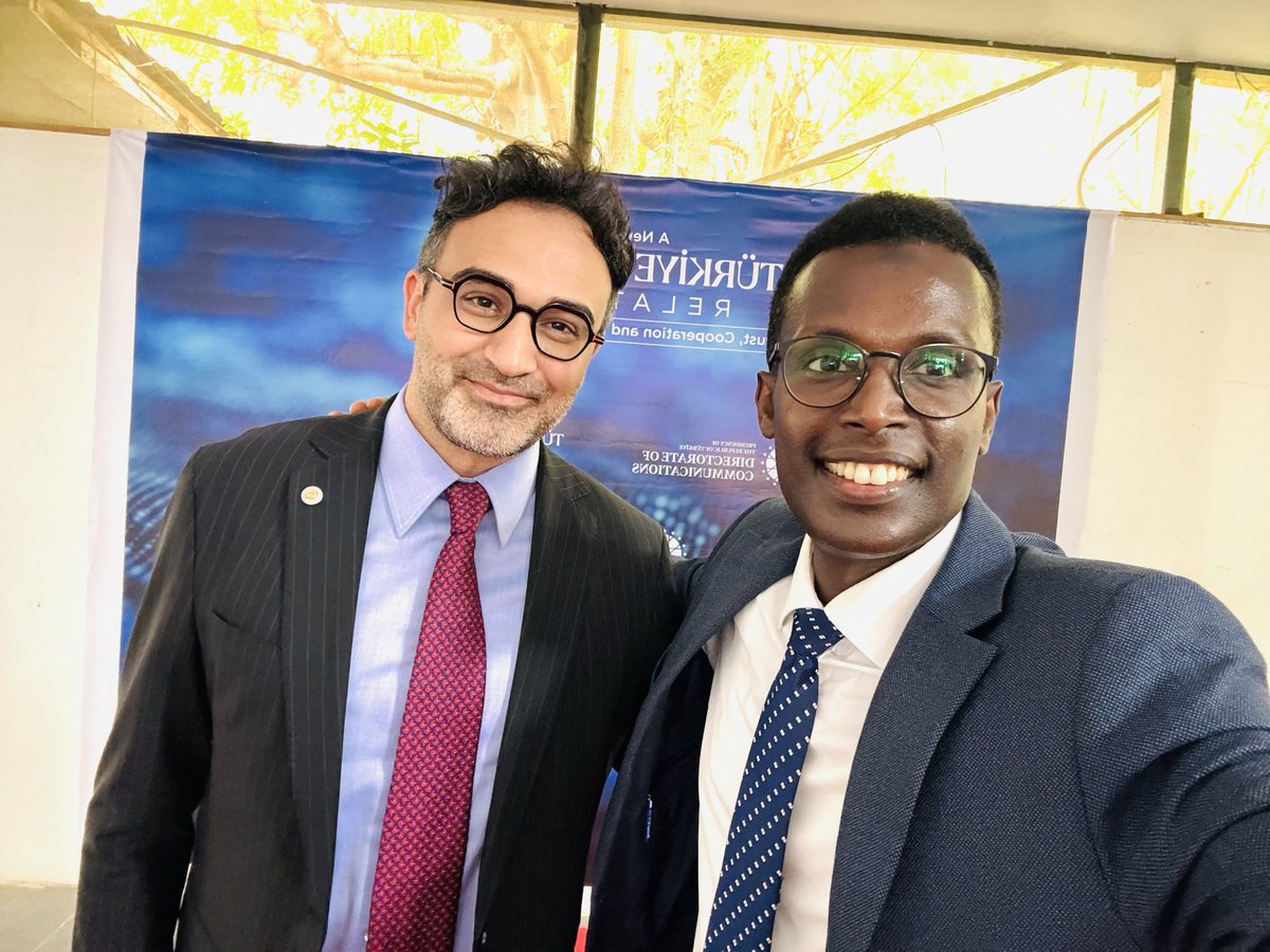 yaaska1988's tweet photo. Türkiye Cumhuriyeti Cumhurbaşkanlığı İletişim Başkanlığı tarafından Mogadişu’da düzenlenen “Türkiye–Somali İlişkilerinde Yeni Bir Dönem: Güven, İş Birliği ve Stratejik Ortaklık” temalı panele katılmaktan memnuniyet duydum.

Bu vesileyle, İletişim Başkanlığı Dezenformasyonla Mücadele Merkezi Başkanı, çok değerli kardeşim ve Akdeniz Üniversitesinden okul ve sıra arkadaşım Deniz Demir ile panelin moderatörü, SETA Dış Politika Araştırmacısı Dr. Tunç Demirtaş kardeşim ile bir araya geldik.

Türkiye mezunları olarak, “kazan-kazan” ilkesine dayanan iki kardeş ülke arasındaki ilişkilerin ve iş birliğinin daha da güçlendirilmesine katkı sunmaya devam edeceğiz.