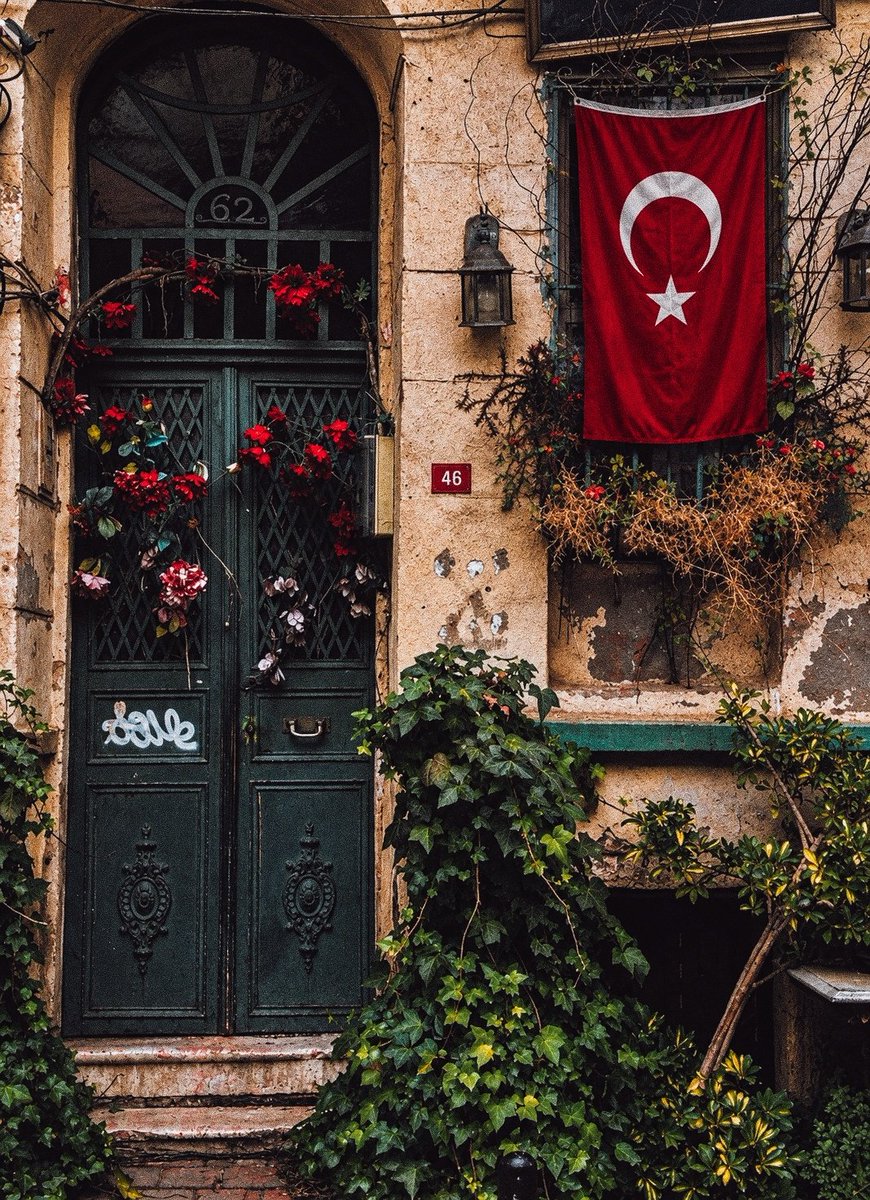 frhatblut's tweet photo. “ben bu aşkla doğmuşum, bu yolda yorulmuşum ve her gece ölmüşüm, her sabah dirilmişim!” 🇹🇷 https://t.co/ESgRyKHzau