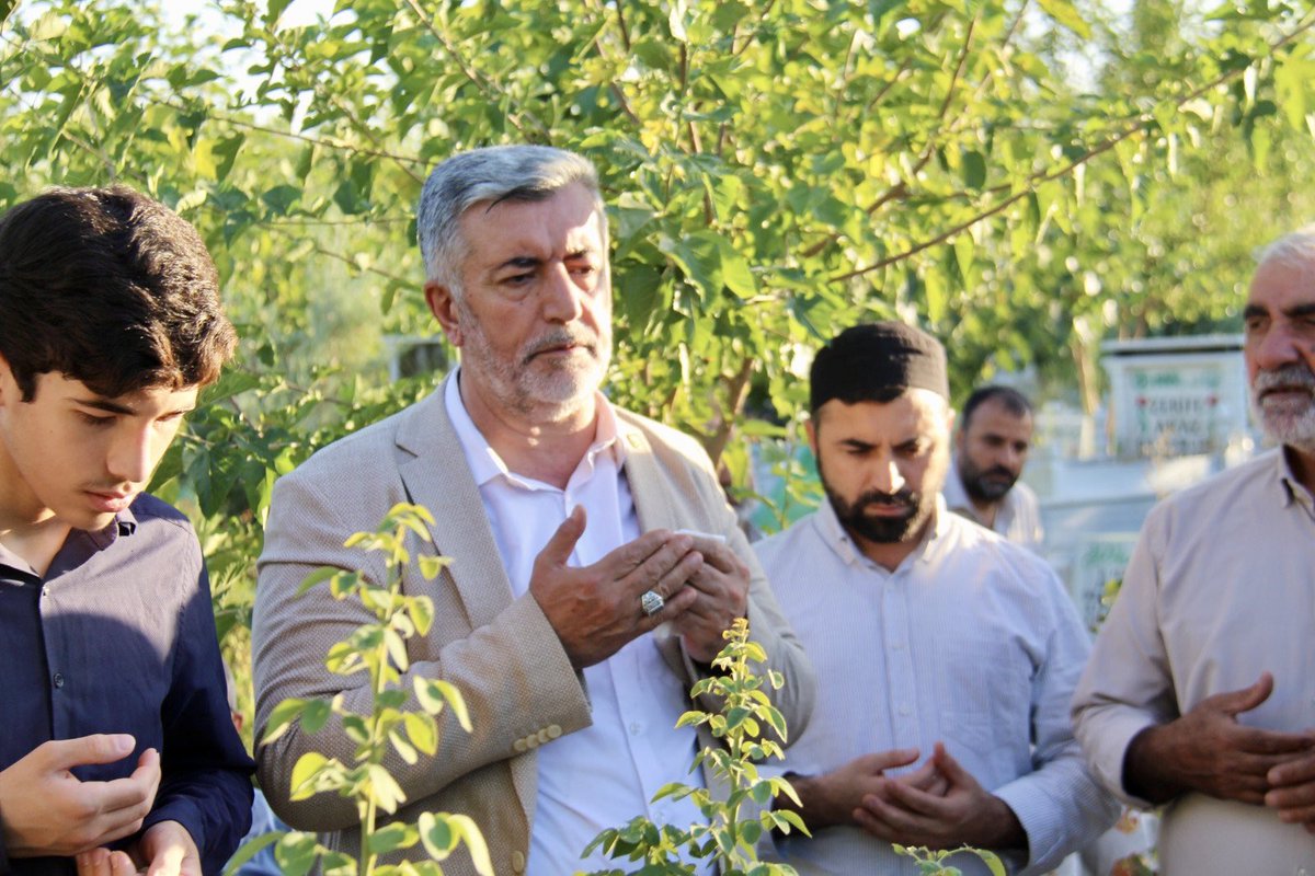 HudaPar21's tweet photo. İl Başkanımız Zeynul Abidin Gülsever ve beraberindeki heyetimiz, Diyarbakır’ın kanaat önderlerinden Molla Mustafa Durgun’un vefatının 3’üncü sene-i devriyesinde mezarı başındaki anma programına katıldı.

Ömrünü İslam davasına adayan ve 3 yıl önce Rabbine kavuşan alim ve mütefekkir Molla Mustafa Durgun hocayı rahmet ve özlemle anıyoruz.