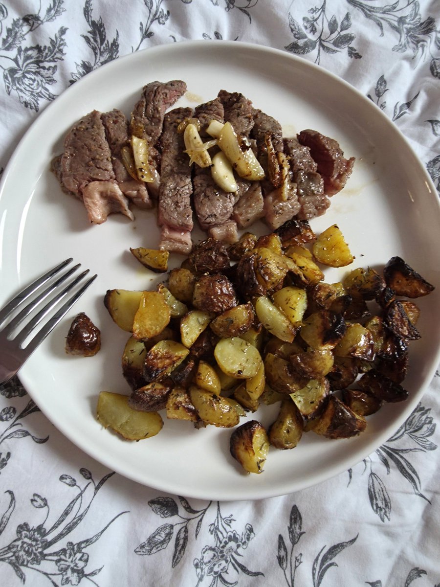 zzkcalz's tweet photo. Steak today :3 https://t.co/wSS3kbDkp1