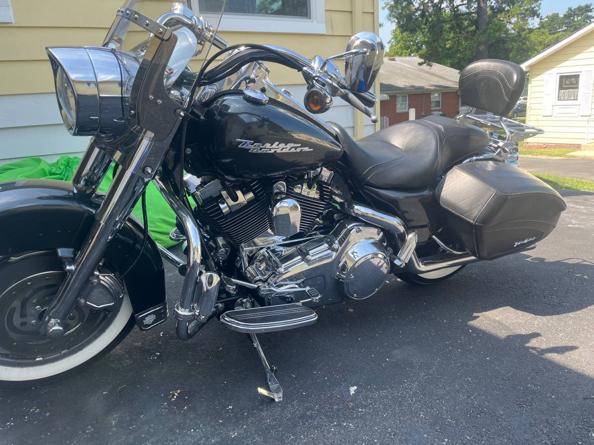 LibertyCycfg's tweet photo. 07 Harley road king $2,800 https://t.co/jhzpejqoCa