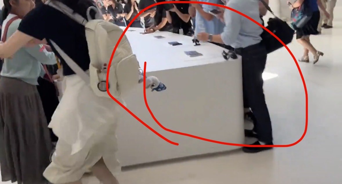 blackatron8000's tweet photo. @iagaosegundo @kahodev78 @bnnyyeah @ShishirShelke1 holy shit you’re a moron, please shut the fuck up before you spew more nonsense

there were people already there and he ripped the phone from them. people like you dont deserve to have things like this because of how you think society should work. https://t.co/wAkjM3unGa