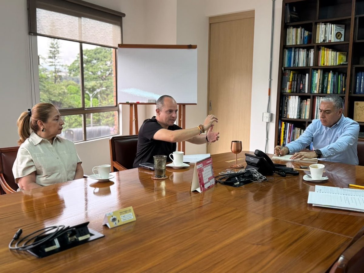 Juan_EspinalR's tweet photo. #NoParamos
Reunión con el Dr. Fabián Quintero Presidente de Tax Individual, analizamos agenda legislativa y propuestas del sector. https://t.co/HJRUucCvOR