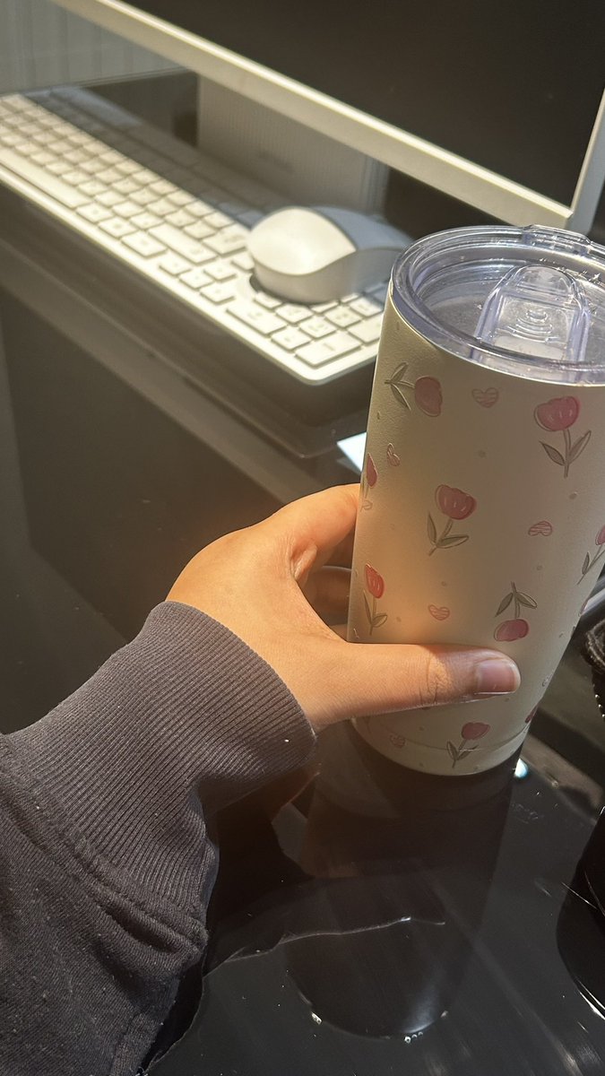 llsv7i_'s tweet photo. ماما قعدت ساعه فوق راسي تقول افطري قبل تداومي افطري قبل تداومي وحاليا قاعده اعض اصابع الندم ياليتني فطرت https://t.co/UtoU9RC3F1