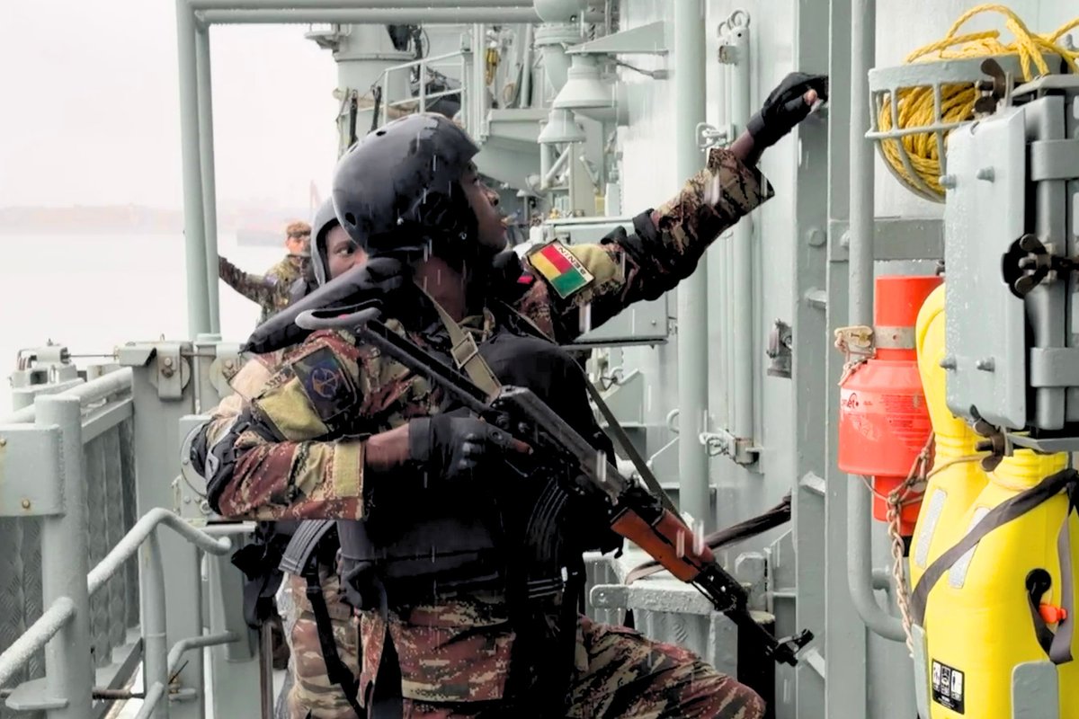 emgfa_oficial's tweet photo. A Marinha Portuguesa realizou, entre os dias 1 e 5 de setembro, em Cotonou, Benim, uma ação de formação conjunta com militares da Marinha Nacional do Benim⚓

Mais sobre https://t.co/NhLKKALB3j

#ForçasArmadasPortuguesas #SWAIMS #IniciativaMarAberto2026 https://t.co/qEbuXPiicq