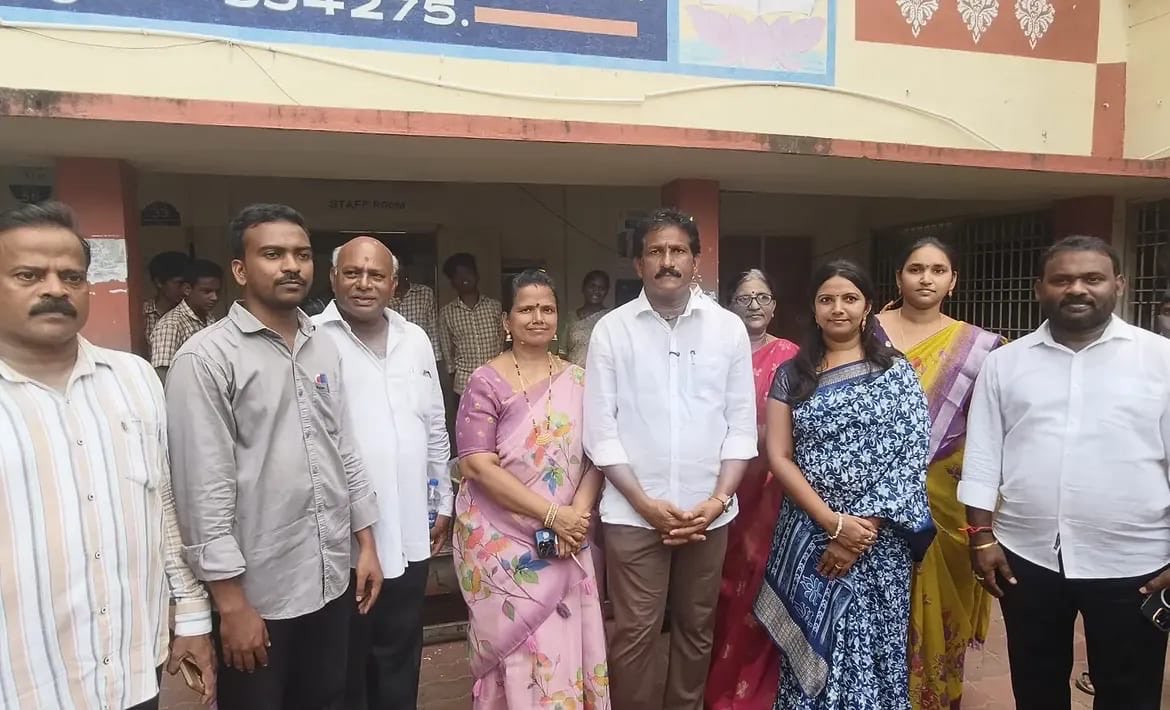 PSrinivasJSP's tweet photo. పీచుపాలెం ప్రభుత్వ పాఠశాలలో డొక్కా సీతమ్మ మధ్యాహ్న భోజన పథకం కింద విద్యార్థులకు అందిస్తున్న భోజనాన్ని ఎమ్మెల్యే శ్రీ బొమ్మిడి నాయకర్ గారితో కలిసి పరిశీలించడం జరిగింది.

#JSPForNewAgePolitics #Narsapuram https://t.co/EJ7A9z8IWi