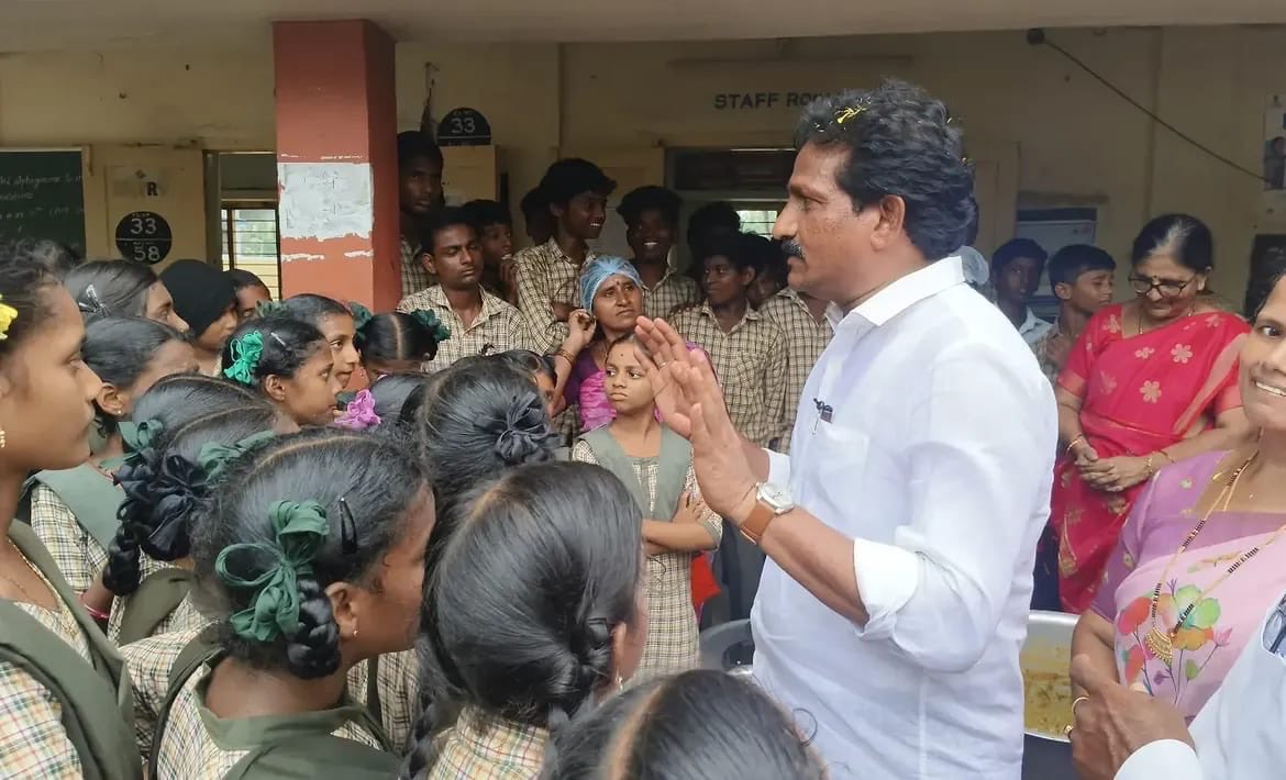 PSrinivasJSP's tweet photo. పీచుపాలెం ప్రభుత్వ పాఠశాలలో డొక్కా సీతమ్మ మధ్యాహ్న భోజన పథకం కింద విద్యార్థులకు అందిస్తున్న భోజనాన్ని ఎమ్మెల్యే శ్రీ బొమ్మిడి నాయకర్ గారితో కలిసి పరిశీలించడం జరిగింది.

#JSPForNewAgePolitics #Narsapuram https://t.co/EJ7A9z8IWi