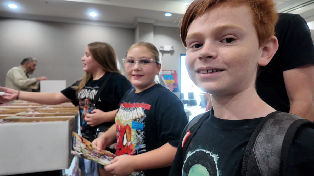 Queen_City_News's tweet photo. SUPER-HUMAN 💥| Rock Hill Comicon gave away autographed comics in the spirit of a late Upstate man. @AbsoluteLe 

👉 https://t.co/OYuHlgyAo4 https://t.co/g5gwE64smR