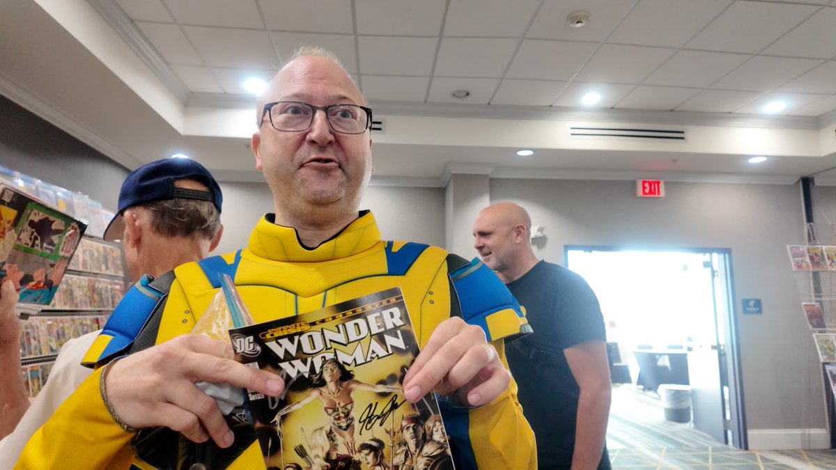 Queen_City_News's tweet photo. SUPER-HUMAN 💥| Rock Hill Comicon gave away autographed comics in the spirit of a late Upstate man. @AbsoluteLe 

👉 https://t.co/OYuHlgyAo4 https://t.co/g5gwE64smR