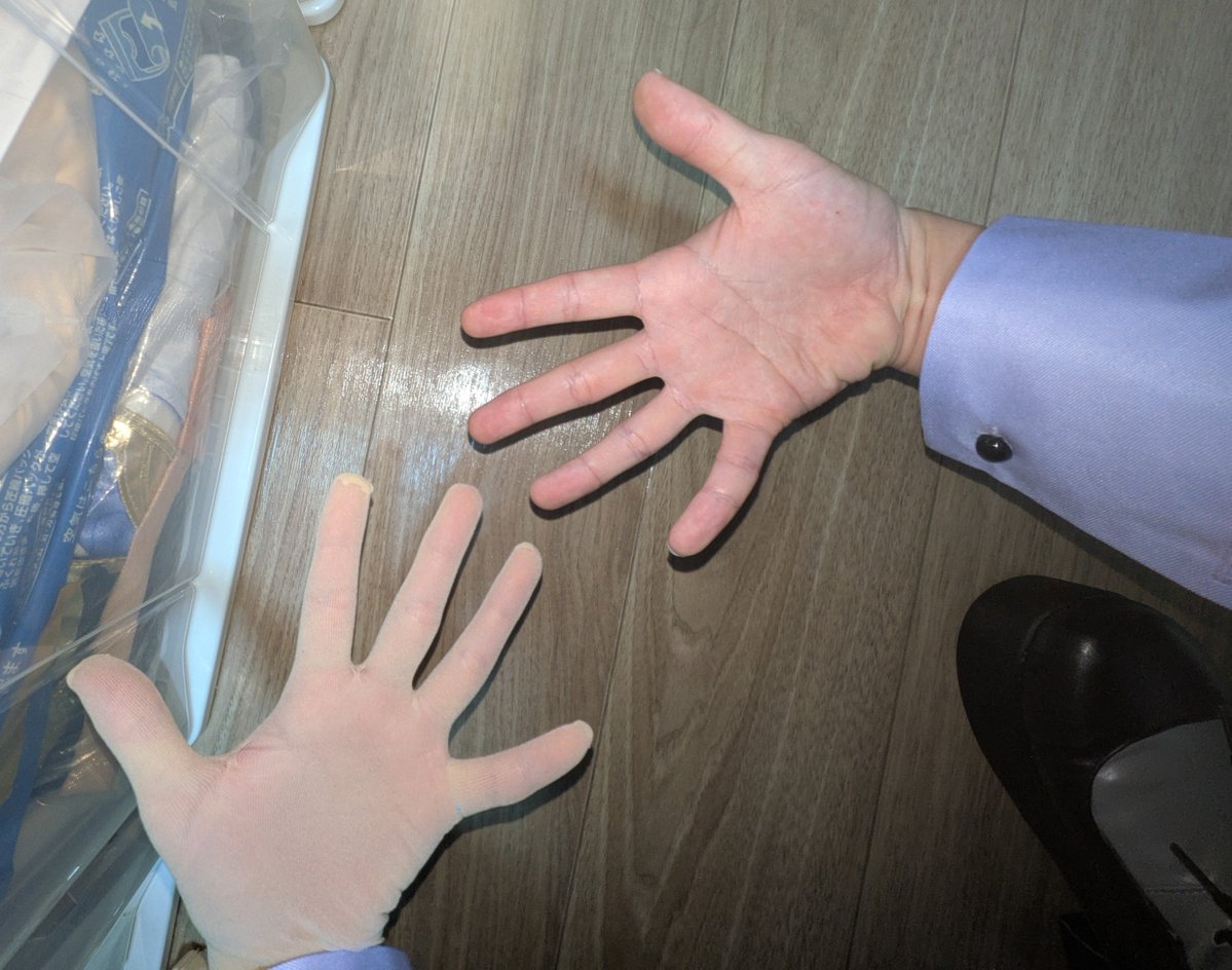 inokumu's tweet photo. 【🥗の手、胸、お尻周りの改善】
作業時間：約2時間

[作業内容]
・胸元のリボンの位置調整
・シリコンバスト、ヒップアップショーツは採用(1枚目Before、2枚目After)
・パニエはエプロンの後ろ側ではみ出た為、不採用
・アームストッキングは少し不自然な為、不採用

#くむりのコスプレ日記 https://t.co/NW8TW1y3Mb