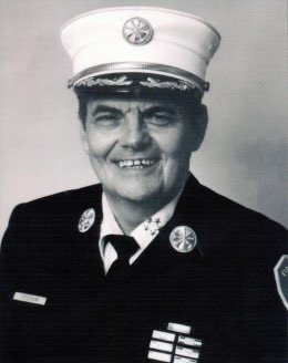 25YearsAgoLive's tweet photo. A large number of bystanders and onlookers have now arrived at the World Trade Center to film the fire and the dead, hindering emergency operations. 

71-year-old fireman William M. Feehan, who is believed to be the oldest fireman on-site, chases them away, shouting “don’t you have any human decency?” 

A large number of people around the New York area are also taking smiling pictures with the towers.