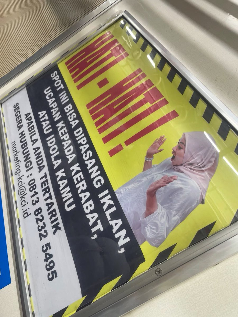 SudutTakKasat's tweet photo. Pas liat iklannya pertama kali gue langsung "Najis, KAI bikin iklan desainnya kok gini banget, TUA banget seleranya, gak bisa hire profesional Design Grafis apa?" 

Setelah liat satu gerbong isinya iklan begini semua "OHH ANJIR KONSEPNYA EMANG SENGAJA" 

Anti design dan anti AI banget. The marketing team know what they're doing

@KAI121