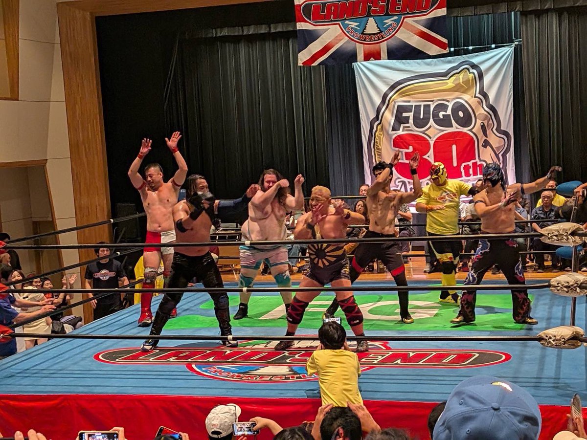 MasterFugo's tweet photo. 九州をあとにして
新幹線の中。

9/9
一生に一度の
地元九州での30周年記念興行。

SNS 時代、
「多幸感」
「一体感」
「大団円」
「超満員」
こんな言葉で、この空間が
お客様によって表現されて

こんなにありがたく
嬉しいことはない。

30年かけないとできない酒を
みんなで味わった感じというか

すぐに　次の闘いが待ってるのは
分かっているけど
もうちょっと

酔わせておいてほしい。

なんて言っている間に
もう東京に着いちゃったw
