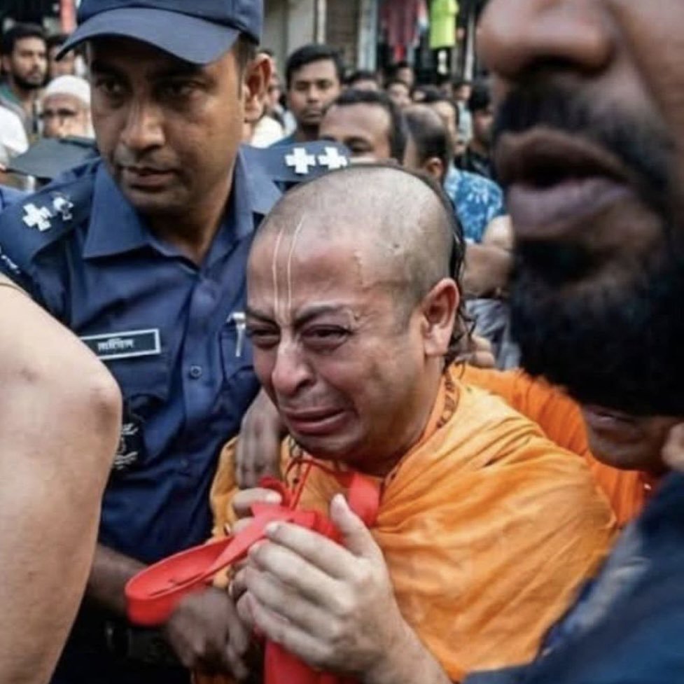 JaguDaDa1289's tweet photo. ये बांग्लादेश की घटना है जहाँ हिंदू के साथ कितना बर्बर बर्ताव होता है एक यहां हमारा देश में जो बंग्लादेशी रोगियों को पालता है हमारे देश की सरकार के इसी रवैये की वजह से  दूसरे देश में हिंदू की ये हालत हो रही है https://t.co/CxaznHkim9