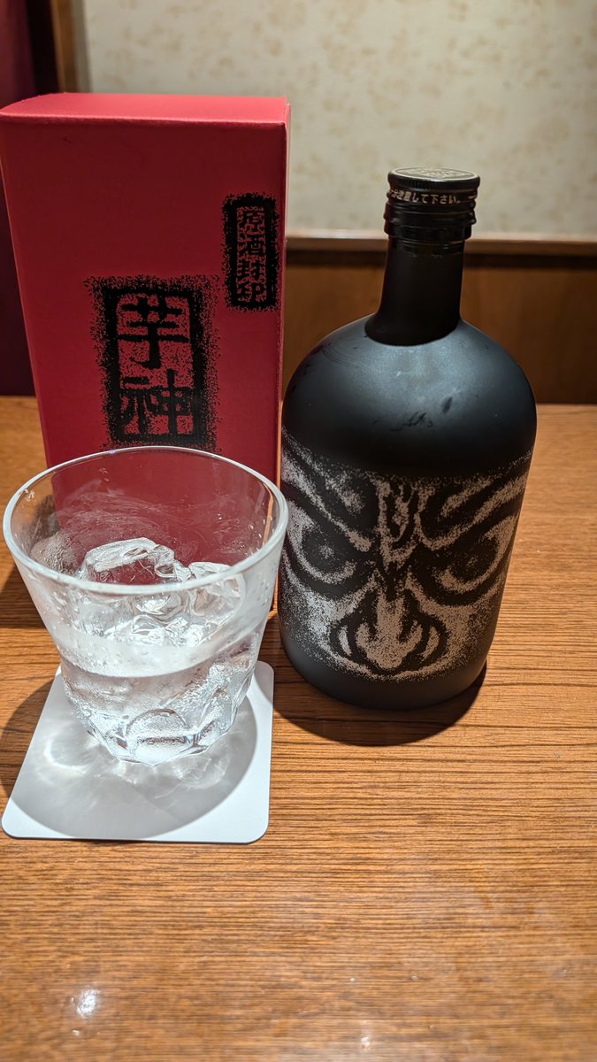 mine_foxgod's tweet photo. LOVEBITESのライブ終わりにすすきの直撃
焼酎が何げに美味しい！
さすが原酒DEATH!
#芋神うまし https://t.co/1D77RzKccl