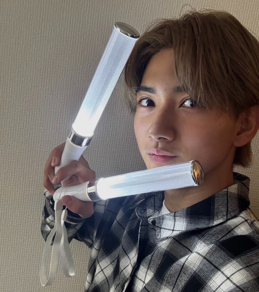 ndg_haru's tweet photo. 〜単独ライブの追加情報〜
単独ライブで僕を応援してくれる方📣
今回のライブはペンライトを白色に光らせていただけると嬉しいです！
たくさんの白い光お待ちしてます🤍

 #NAGOYADRAGONGATE
 #名古屋登竜門 
 #ナゴヤドラゴンゲート https://t.co/PwxdYIwheq