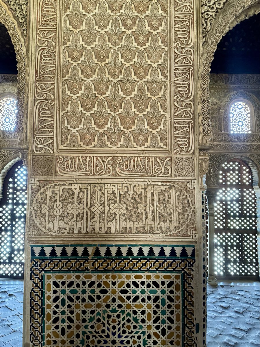 slhttn_ln's tweet photo. Endülüs’ün kalbi Elhamra Sarayı’nda, taşa ve zamana kazınmış o eşsiz mühür:
"ولا غالب إلا الله - Ve lâ gâlibe illâllah"  (Allah'tan başka galip yoktur.) https://t.co/4n2xvc0SOe