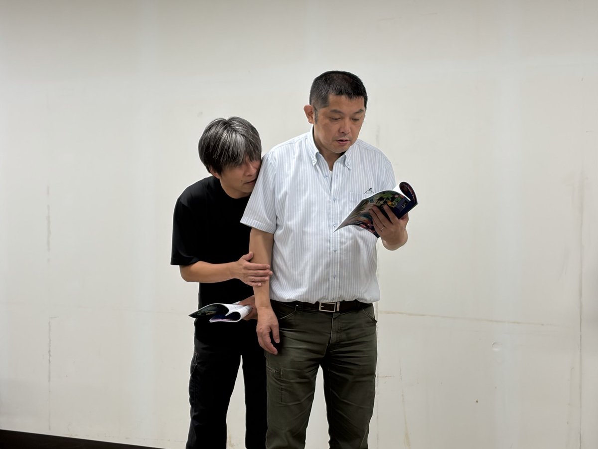 tobugeki's tweet photo. ◤ #飛ぶ劇場 Vol.49 
「#誰が殺したペッコロタンゼ 」◢

«本日の稽古🛝»
立ち稽古スタート！🎬
倒れた人間を取り囲みながらのスタート…！？
A町・B町から巻き起こる物語の行く末を是非見守ってください🪽
#演劇 #舞台

---

🔻チケットご予約まだまだ受付中！🔻
🎫https://t.co/0PdT05HTOk https://t.co/kGcMPjY1zE