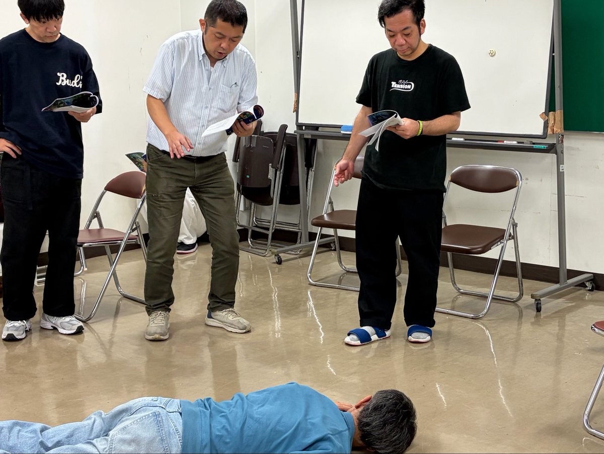 tobugeki's tweet photo. ◤ #飛ぶ劇場 Vol.49 
「#誰が殺したペッコロタンゼ 」◢

«本日の稽古🛝»
立ち稽古スタート！🎬
倒れた人間を取り囲みながらのスタート…！？
A町・B町から巻き起こる物語の行く末を是非見守ってください🪽
#演劇 #舞台

---

🔻チケットご予約まだまだ受付中！🔻
🎫https://t.co/0PdT05HTOk https://t.co/kGcMPjY1zE