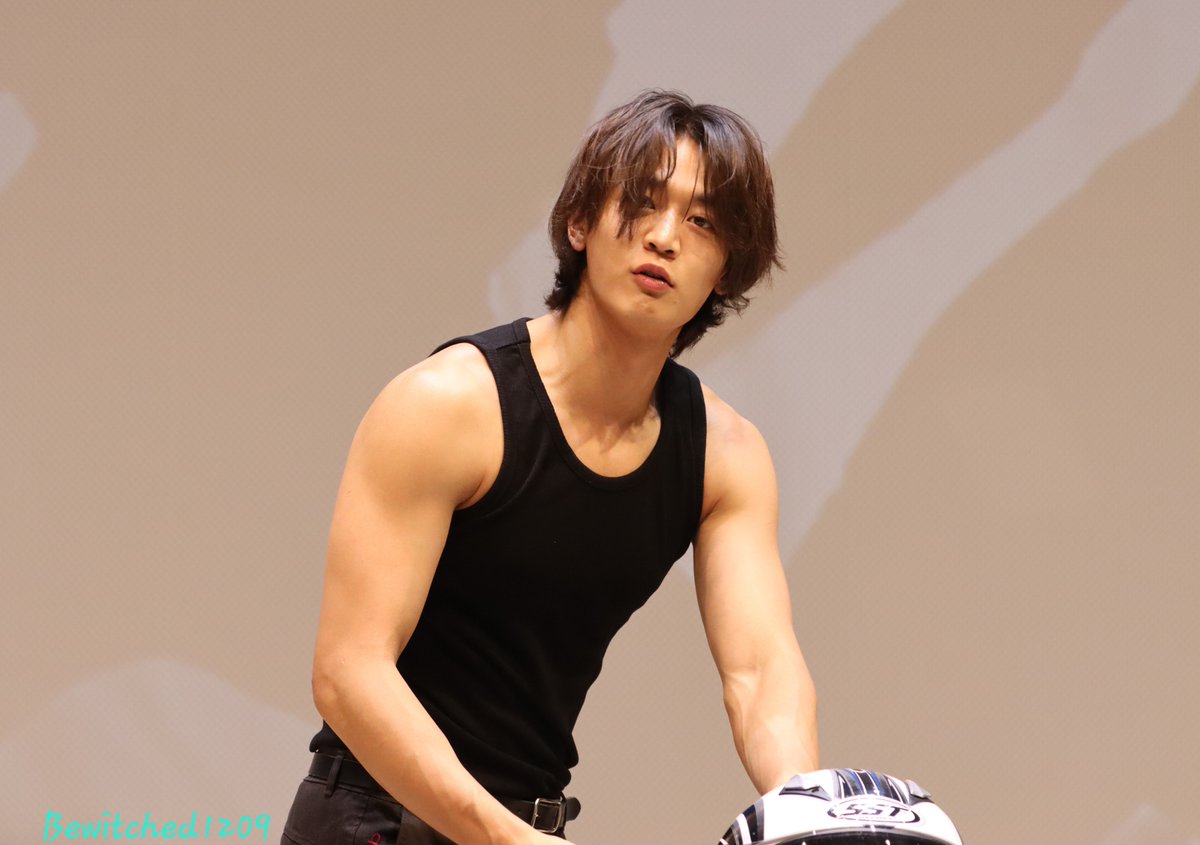 bewitched1209's tweet photo. 260911 Ktown4u Fansign
🥵💪🏁
#MINHO #민호 https://t.co/XZzu22EDNs