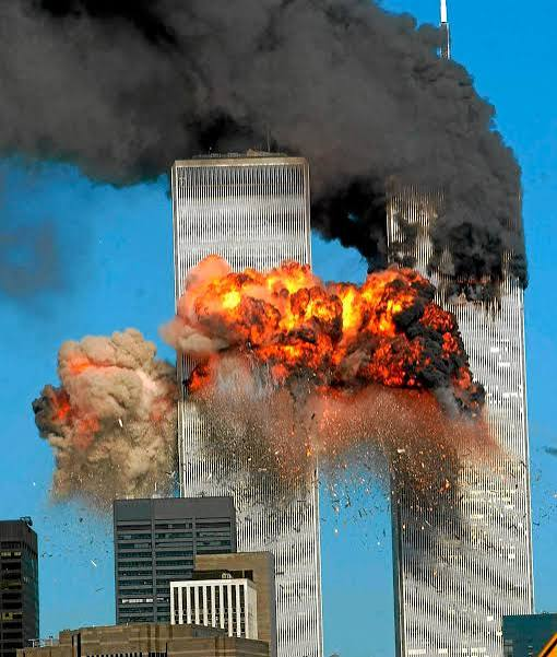 AntonioUbilla1's tweet photo. 11 de septiembre 2001 en New York. 
El peor ataque terrorista de la historia y uno de los acontecimientos que marcaron el inicio del siglo XXI.
Dos aviones impactaron contra las Torres Gemelas del World Trade Center en la ciudad de Nueva York. Ambos edificios se derrumbaron y un tercer avión se estrelló contra el pentágono, cerca de Washington
Casi 3.000 personas murieron en una jornada que cambió para siempre la política internacional, transformó la seguridad global y cuyas consecuencias siguen presentes hasta hoy.     #Terrorismo  #GrandesTragedias
