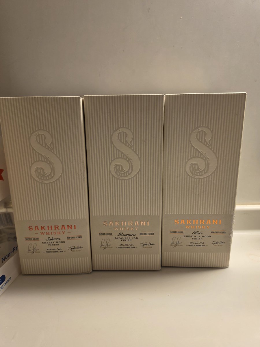 GekuzSul's tweet photo. コストコで沖縄のCraftウィスキー　サクラニが激安だったので、全種類お買い上げ🥃✨
スコットランドから仕入れた原酒を個性豊かな樽で熟成してるそう。それは「蒸溜所」なのか？と疑問に思うが、まあ良し。
3種類の樽の風味が良く現れていて、普通にうまい。これはあり。

https://t.co/OzWLMjYDmW https://t.co/3u0HVuu23y